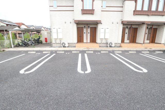 フローラルコートⅡの駐車場