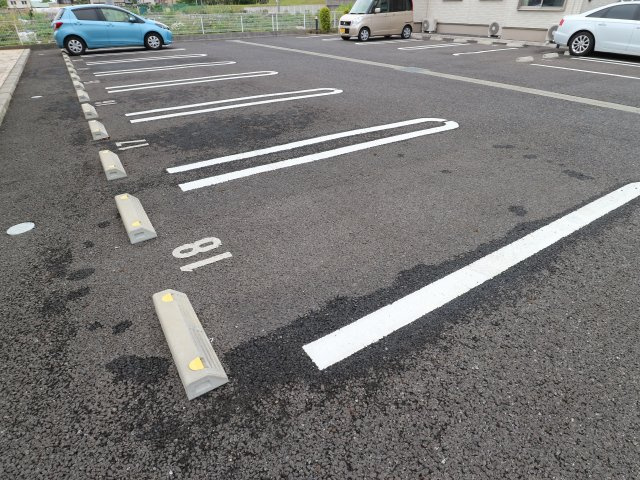 フローラルコートⅡの駐車場