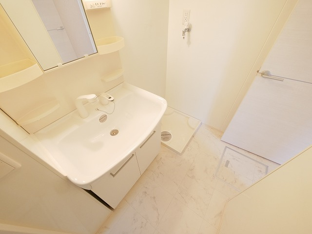 リビングタウン新大宮　Ｂ棟の洗面所|脱衣スペースもあります