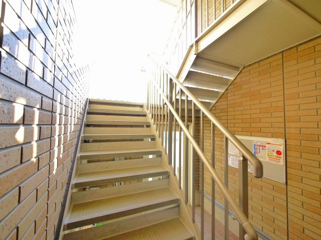 リビングタウン新大宮　Ｂ棟のその他共用部分|階段です