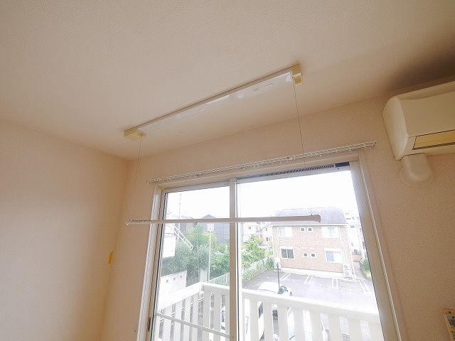 リビングタウン新大宮　Ｂ棟の設備|室内物干しがあると便利ですね
