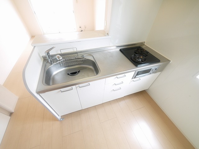 リビングタウン新大宮　Ｂ棟のキッチン|コンパクトなキッチンで掃除もラクラク