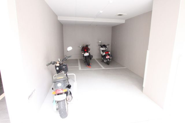 プレシオ小阪の駐車場