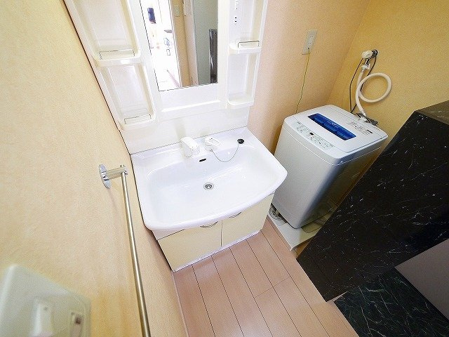 プレジール（西大寺小坊町）の洗面所|シンク部が大きな洗面台は朝の支度にも活躍しますね