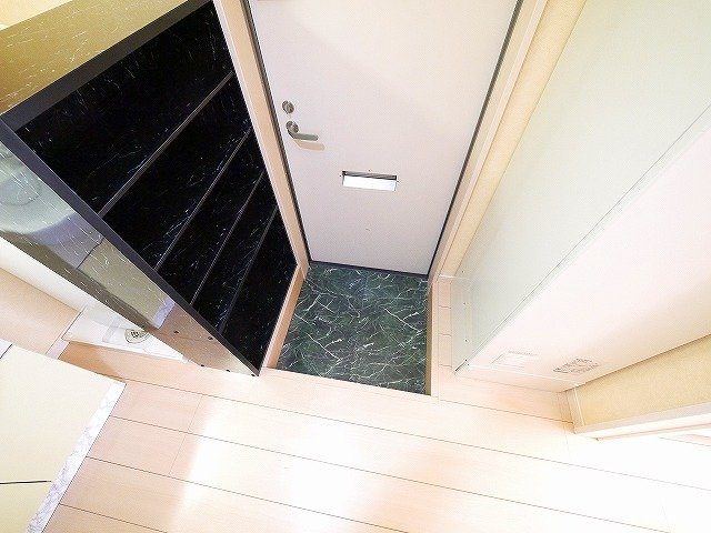 プレジール（西大寺小坊町）の玄関|シューズボックスがあるので靴を整頓できます