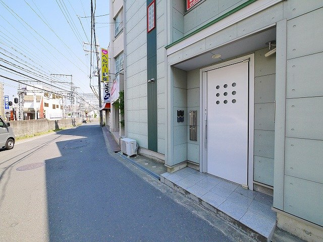 プレジール（西大寺小坊町）のエントランス|夜間はオートロック式で安心