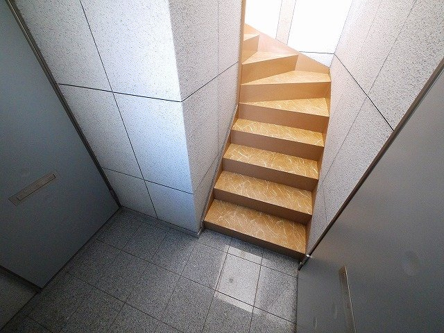 プレジール（西大寺小坊町）のその他共用部分|エントランスから入った様子です