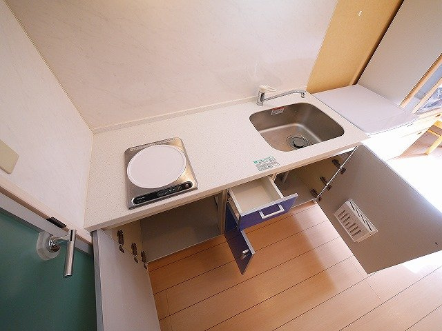 プレジール（西大寺小坊町）のキッチン|収納スペースが豊富です