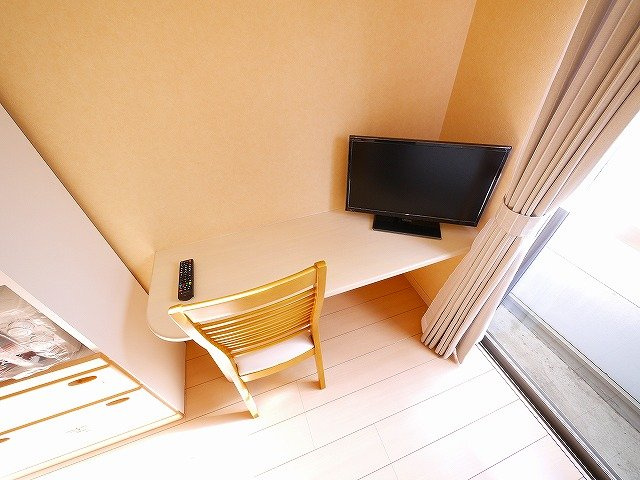 プレジール（西大寺小坊町）のその他|書き物などもできる机とテレビです