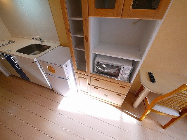 プレジール（西大寺小坊町）の設備|食器棚として使える棚や冷蔵庫です