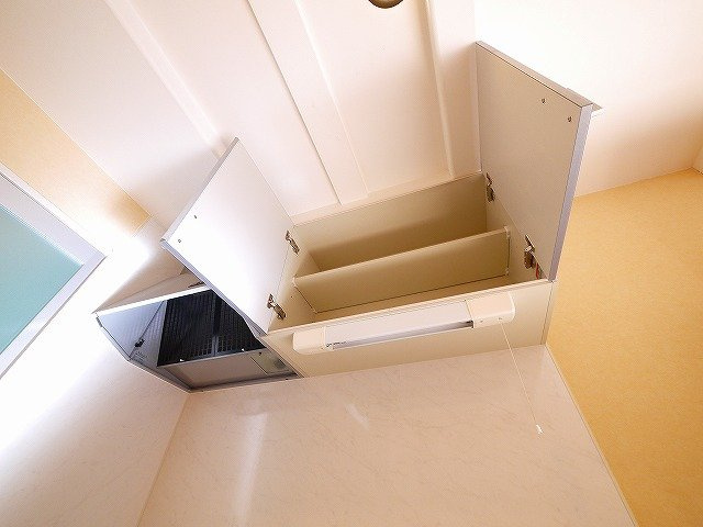 プレジール（西大寺小坊町）のキッチン|大きな吊戸棚と換気扇でお料理も快適です