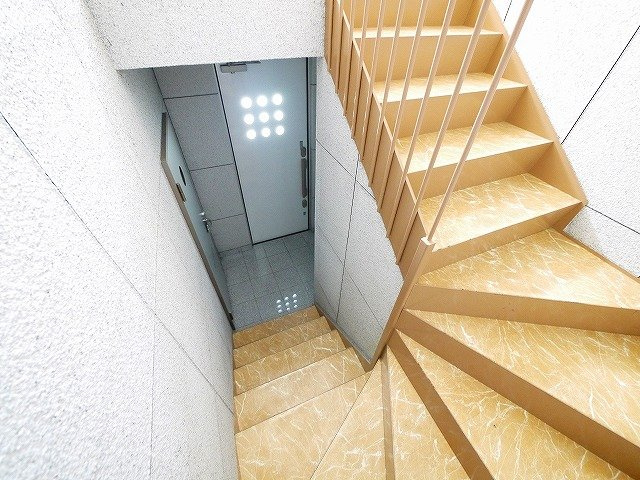 プレジール（西大寺小坊町）のエントランス|出入りがしやすいエントランスです
