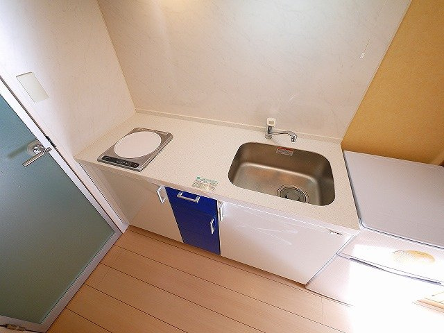 プレジール（西大寺小坊町）のキッチン|IHコンロ一口付きのシステムキッチン