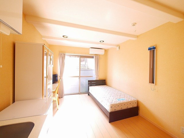 プレジール（西大寺小坊町）の寝室|日当たり良好な明るいお部屋です