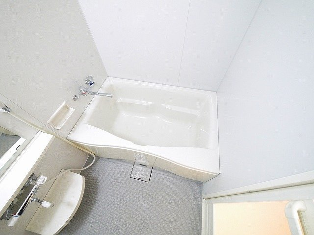 プレジール（西大寺小坊町）の浴室|清潔感のあるホワイトでまとめられた浴室です