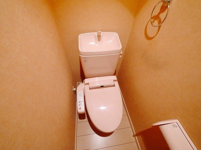 プレジール（西大寺小坊町）のトイレ|機能的な温水洗浄便座