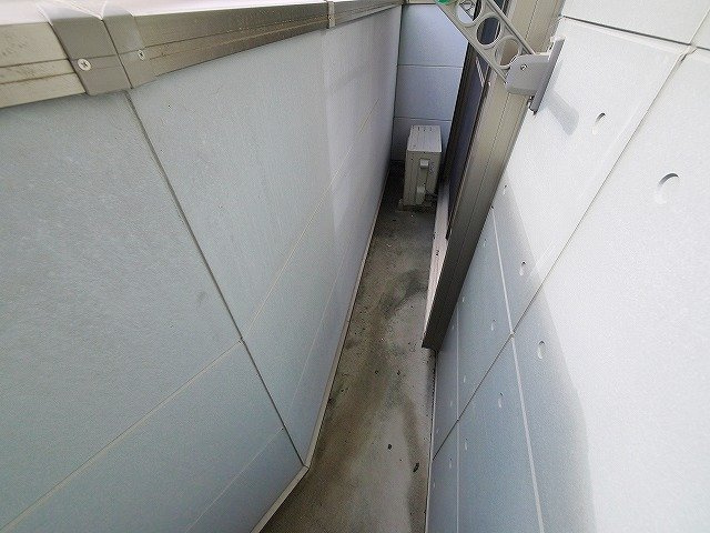 プレジール（西大寺小坊町）のバルコニー|壁が高く、洗濯ものが外から見えません