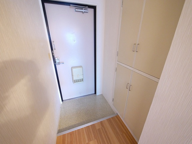 神殿マンション3号棟の玄関|明るい玄関です