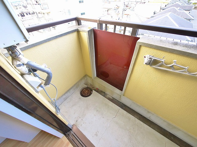 神殿マンション3号棟の設備|バルコニーに洗濯機置き場がございます。
