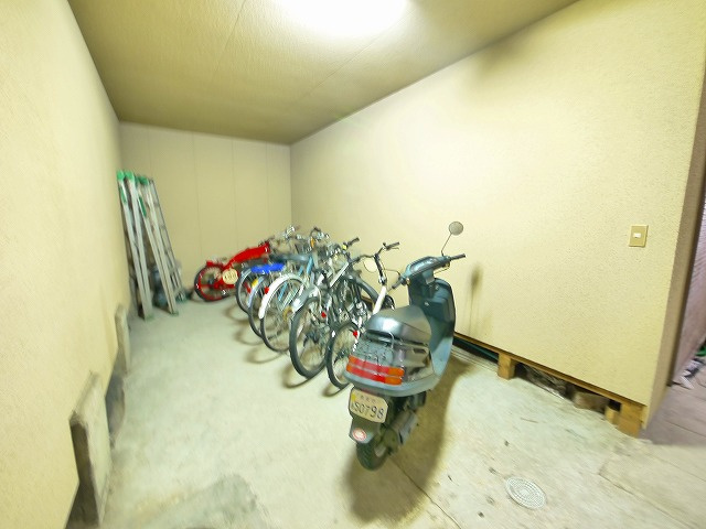 神殿マンション3号棟のその他共用部分|屋内に駐輪場があります
