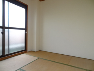 【内装】 | 第三光永住 | 畳の部屋の窓際でゆっくりしましょう。