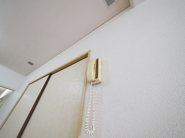 奈良ガーデンハイツのセキュリティ|インターホンもございます。広々とした駐輪場です。