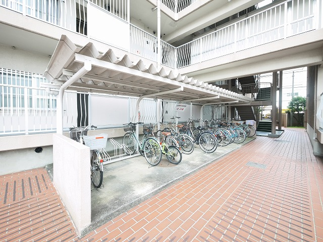 奈良ガーデンハイツのその他共用部分|ゆったりとした駐輪スペース。