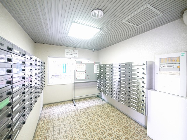 奈良ガーデンハイツのエントランス|キレイな共有スペース