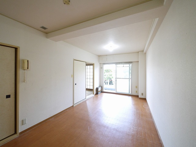 奈良ガーデンハイツの居間・リビング|使いやすい居間です