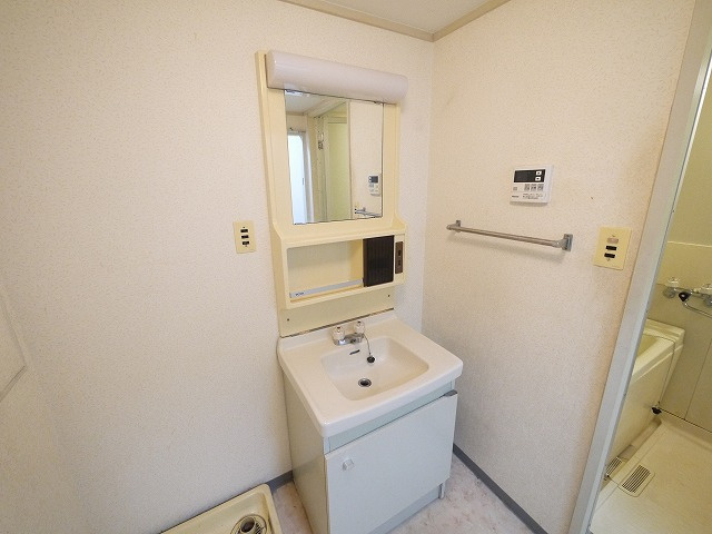 奈良ガーデンハイツの独立洗面台|独立洗面台あり、毎朝おしゃれに忙しい女性の方におすすめです