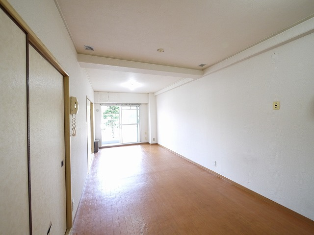 奈良ガーデンハイツの洋室|ゆったりとした居間です