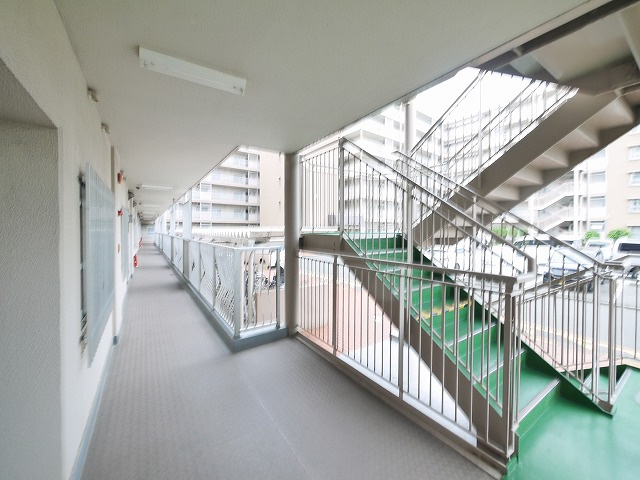 奈良ガーデンハイツの居間・リビング|共用廊下