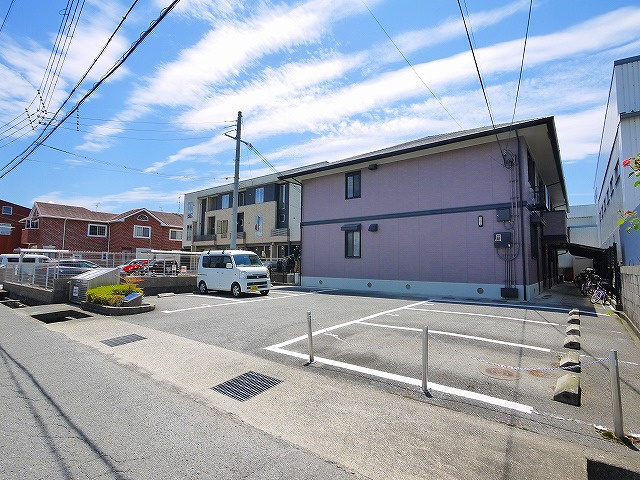 エスポワール（西九条町）の駐車場|車をお持ちの方に嬉しい駐車場付きの物件です