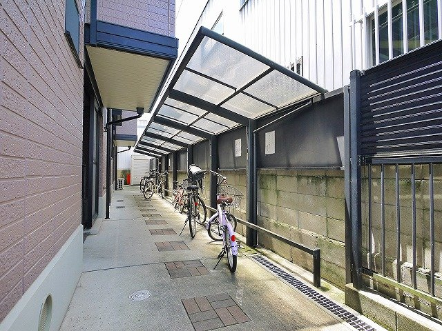 エスポワール（西九条町）のその他共用部分|ゆったりとした駐輪スペース。