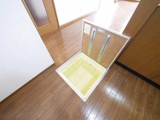 エスポワール（西九条町）の収納|キッチンに床下収納もついてます。