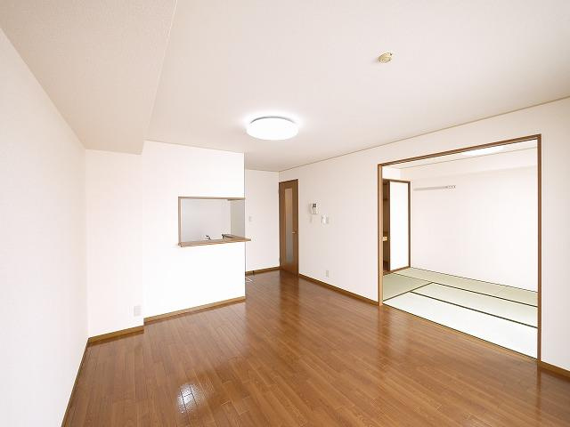 エスポワール（西九条町）の居間・リビング|こちらのリビングで趣味の時間をお楽しみください