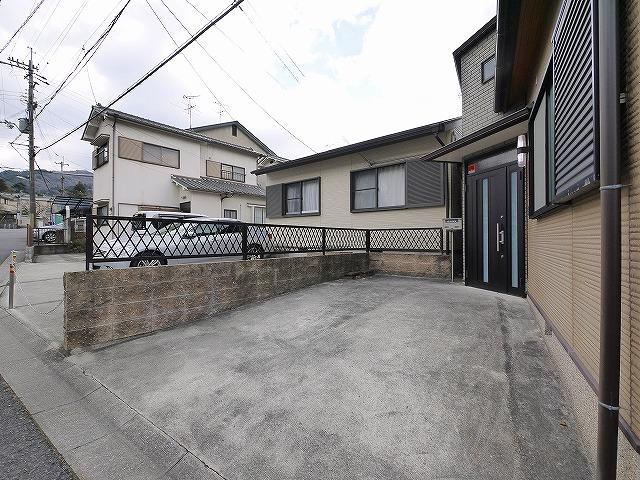 下村邸（高畑町）の駐車場|車をお持ちの方に嬉しい駐車場付きの物件です