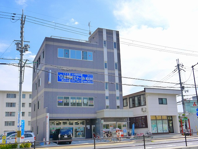 新奈良大宮郵便局ビルの外観