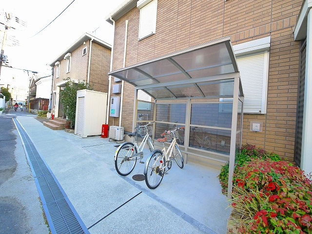 マノワールシャルマンAのその他共用部分|ゆったりとした駐輪スペース。