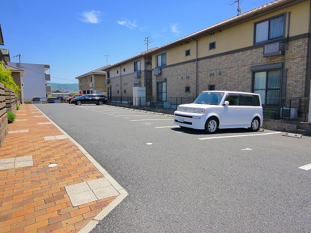 メゾンプレミール　Ｃ棟の駐車場|車をお持ちの方に嬉しい駐車場付きの物件です