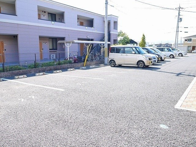 メゾンプレミール　Ｃ棟の駐車場|駐車場があるので、車を買う予定の方も安心です