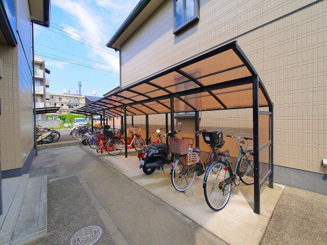 メゾンヴェール　Ｂのその他共用部分|ゆったりとした駐輪スペース。