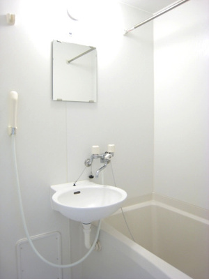 【浴室】 | 言問 | 同物件別室
浴室乾燥機付きで、雨の日にお洗濯が干せます。