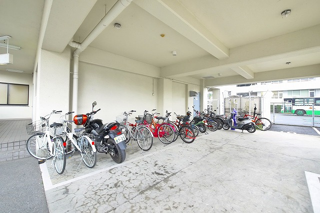 高畑マンションのその他共用部分|ゆったりとした駐輪スペース