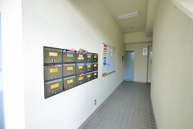 高畑マンションのエントランス|キレイな共用スペース