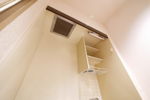 高畑マンションのキッチン|キッチン上部には収納スペースもあります