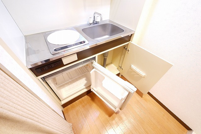 高畑マンションのキッチン|コンパクトなキッチンで掃除もラクラク