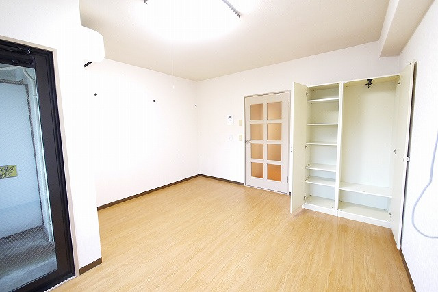 高畑マンションの洋室|きれいな洋室です