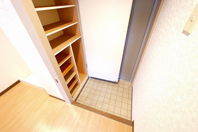 高畑マンションの玄関|収納もある玄関です