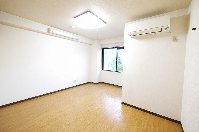 高畑マンションの洋室|ゆったりした洋室です